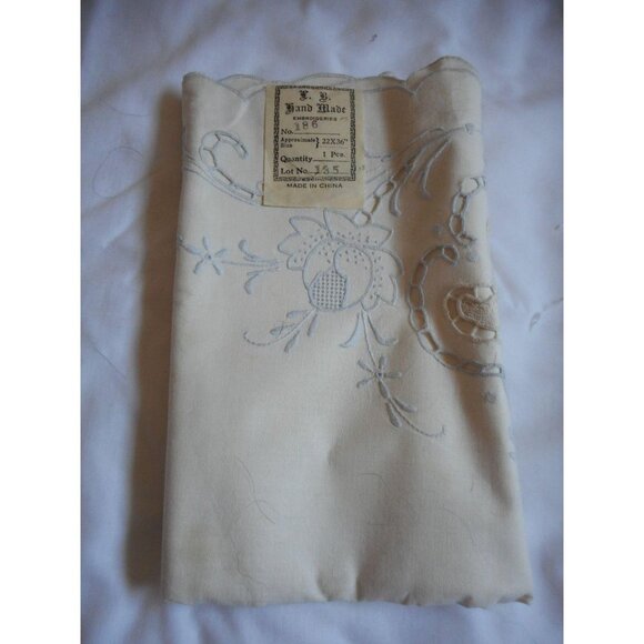 NWT 2 Vintage cream blue embroidered pillowcases - Picture 3 of 7